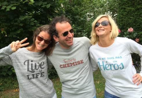 parents heureux avec leurs sweat-shirts deux amours