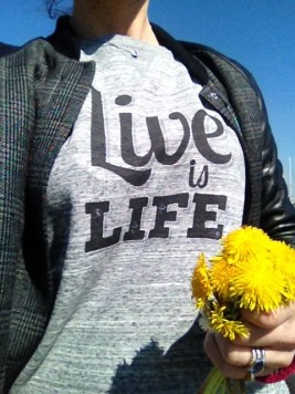 détail sweatshirt live is life deux amours