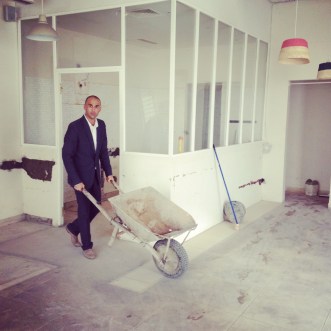 Sofiane at work sur le chantier d'une boutique Lyoum