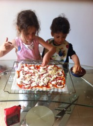 les enfants en pleine activité pizza 